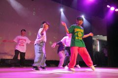 大勢の来場者の前で躍動した「ＤＡＮＣＩＮＧ　ＳＴＡＲＳ」のメンバーたち