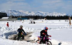 澄み切った十勝晴れの空と日高山脈の景色を楽しみながら走るライダーたち