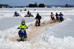 完走を目指して－。雪原のコースをひた走るライダーたち
