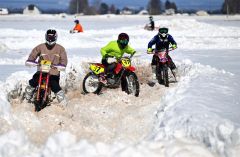 コースの雪に何度もハンドルをとられながらも力走する参加者