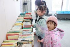 大樹図書館で「古本市」　除籍の書籍を無償提供 2