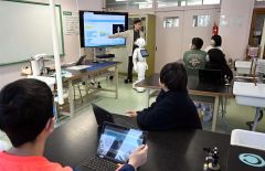 操作方法を学ぶ児童ら
