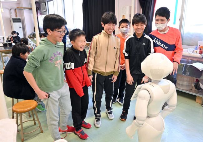 ペッパー使ってプログラミング教室　帯広大正小６年生が挑戦