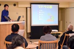 町内外からの受講者が耳を傾けた「ブドウの四季講座」