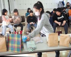 ビンゴの景品を選ぶ子ども