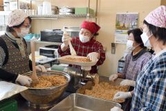 池田町産大豆を使ってみそを造る参加者