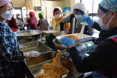 久慈さん（右）の指導でみそ造りを行う参加者