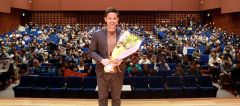 参加者と集合写真を撮る杉谷さん