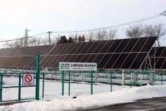 役場庁舎北側に設置された太陽光発電設備