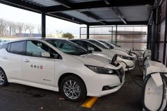 公用車として導入したＥＶ。停電時には役場庁舎などに電力を供給する