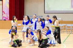 現地のチアダンス部と混合チームで交流するメンバー（帯北高提供）