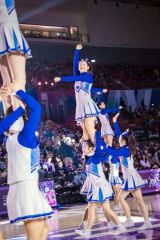 躍動感ある演技を披露するメンバー（帯北高提供）