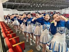 プロバスケチーム開幕戦での演技披露前、体育館で記念撮影するメンバー（帯北高提供）
