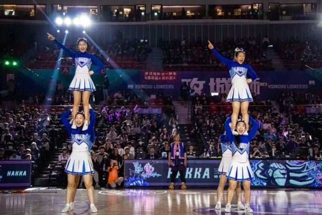 帯北高チアが台湾に舞う　プロバスケ会場で観客７０００人沸く