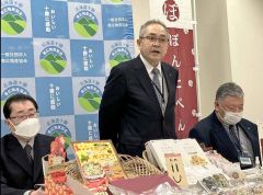 １５日からのドンキ本別フェアに合わせ、本別産品をＰＲする佐野組合長（中央）