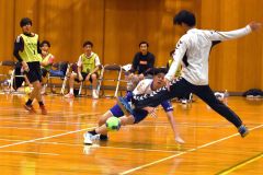 【男子決勝・白色矮星―十勝クラブ】終盤、白色矮星の藤井翔空（右から２人目）が空中で相手ＧＫの動きを見ながら技有りのシュートを決めて１０―１０の同点とする。藤井はその直後にも決勝ゴールを挙げた