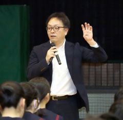 ＳＮＳとの正しい使い方をアドバイスする嶋村さん