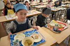 「タラのマヨ焼き」おいしいよ　広尾でふるさと給食 8