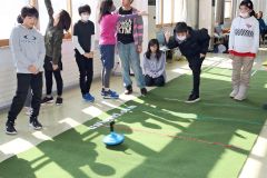 プレーする小学生ら