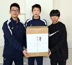 一般の部優勝の「大谷おめでとう」チーム。左から和田誠之心さん（御影中１年）、宮永さん、近藤雄太さん（清水中１年）