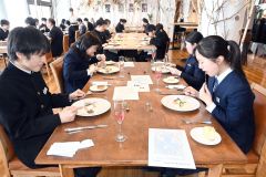 池田、豊頃で中学卒業を祝う昼食会　特別メニューで祝福