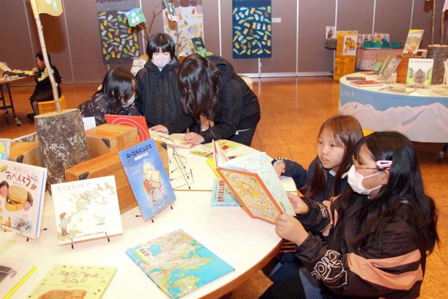 絵本４００冊でジオパークの活動紹介　認定１０周年記念イベント　鹿追