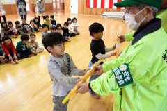 真新しい傘をプレゼントされる、ひろお保育園の園児
