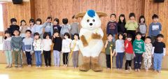 新１年生に学童傘を寄贈　広尾交通安全推進委 3