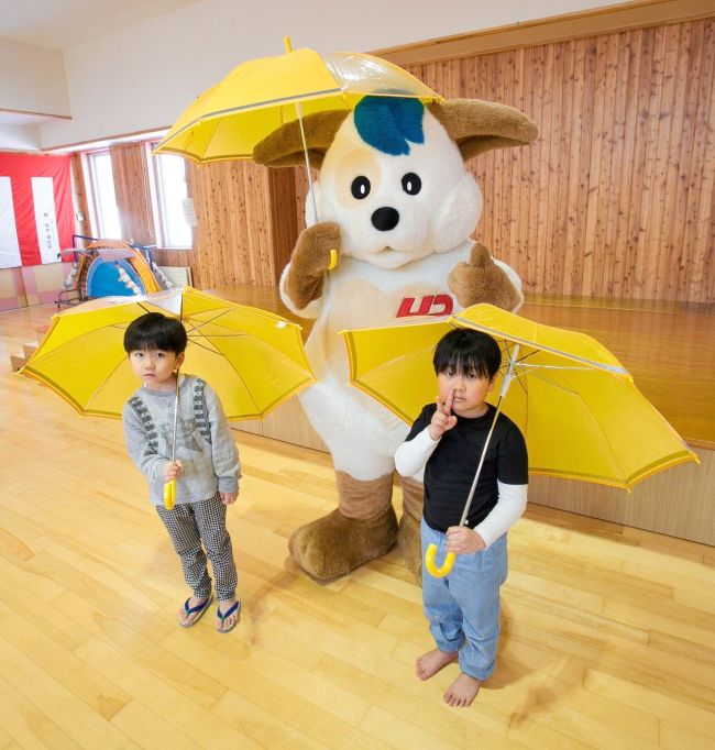 新１年生に学童傘を寄贈　広尾交通安全推進委