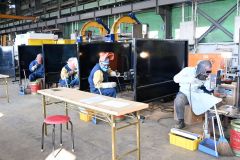 溶接作業を行う出場者ら
