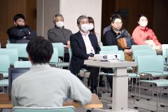 十勝の気候に適した住まいづくりなどについてセミナーで学ぶ来場者