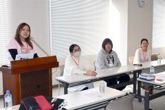 酪農について語る（右から）照井さん、長谷川さん、山岸さん、司会の椛木さん
