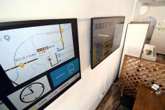 大空ローカルハブ内のデジタルサイネージ。運行情報に加え、大空学園の情報も利用者に伝える