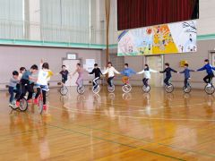 一輪車による演舞を披露する児童