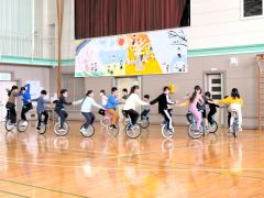 一輪車による演舞を披露する児童