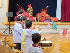 石見神楽を披露する児童