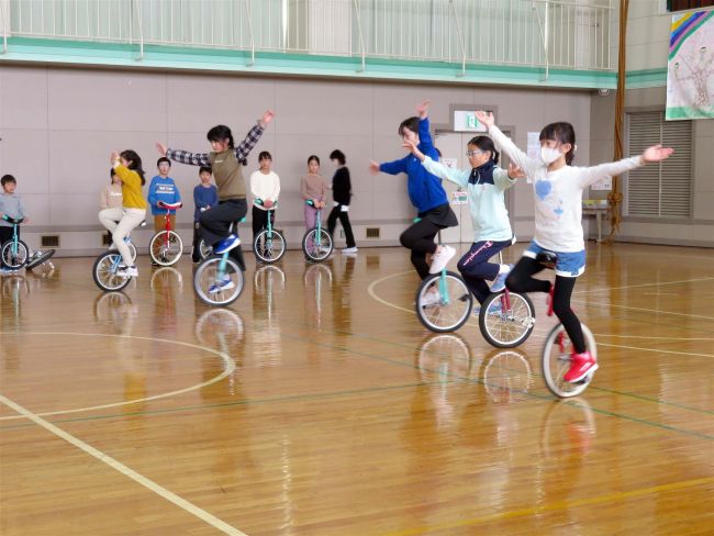 一輪車で演舞披露　上札内小で発表会　地域伝統芸能「石見神楽」も