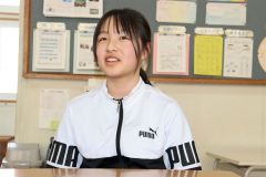 古舞小での思い出を語る牧野さん