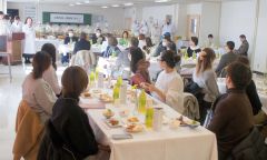 料理を通じて家族や職員らに感謝を伝えた「お別れ会」