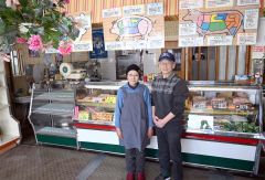 ３０日で現役から引退する（右から）真鍋さんと妻文子さん