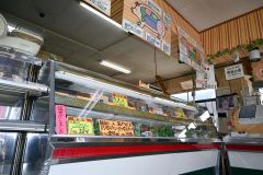 ブタや鶏、そして看板メニューのラム肩ロースが並ぶ店内