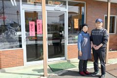 ３０日で現役から引退する（右から）真鍋さんと妻の文子さん