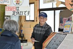 接客中は冗談を言いながら笑顔が絶えない真鍋さん