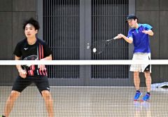 東・内川組が札幌学院大勢対決制し優勝、道招待ソフトテニス帯広インドア大会