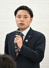 あいさつする平氏