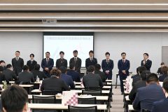 あいさつする新役員