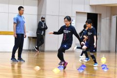 走り方トレーニングに取り組む団員たち