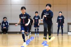 走り方トレーニングに取り組む団員たち