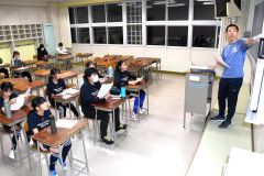 栄養について学ぶ団員たち