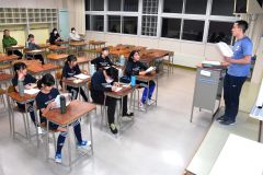 栄養について学ぶ団員たち